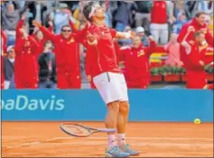  ??  ?? HÉROE. Ferrer dio la victoria a España ante Alemania en la Davis.