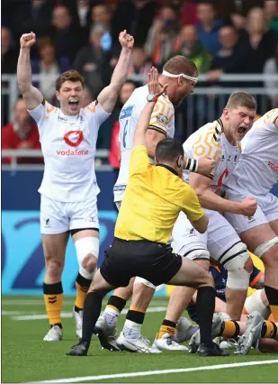  ?? ?? Wasps players celebrate as Alfie Barbeary, ground, scores a late try to