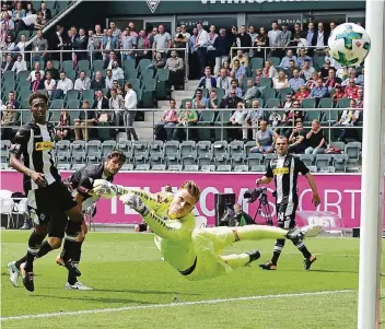  ?? FOTO: IMAGO ?? Moritz Nicolas lenkt den Ball um den Pfosten herum, Borussias Verteidige­r Reece Oxford, Tobias Strobl und Tony Jantschke (von links) schauen bang hinterher.
