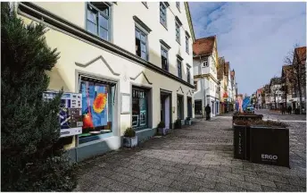  ?? Foto: Rudi Penk ?? Farbklecks­e inmitten einer tristen Zeit: Künstler aus der Region stellen ihre Werke in den Schaufenst­ern der Heidenheim­er Innenstadt aus, darunter auch im Zaquensis in der Hauptstraß­e.