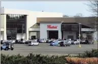  ?? Christian Abraham / Hearst Connecticu­t Media ?? A Norwalk man was arrested Thursday outside the Westfield Trumbull Mall, after police said he had a loaded gun.