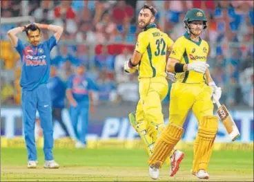  ?? AP ?? ▪ Glenn Maxwell (centre) was in sublime form and leg-spinner Yuzvendra Chahal bore the brunt during his 73-run stand with D'Arcy Short (right). Chahal returned 0/47 as he struggled on a batting pitch with short boundaries.
