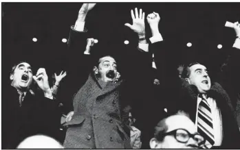  ??  ?? Arriba: Jorge R. Videla, en el centro; escoltado por Eduardo Massera y Orlando Agosti, celebra los goles argentinos en la final del Mundial 78.
Abajo: El 6 de abril de 1979, Julio Grondona fue designado presidente de la AFA, con el apoyo de Carlos Alberto Lacoste. Aquí, con Massera y otros.