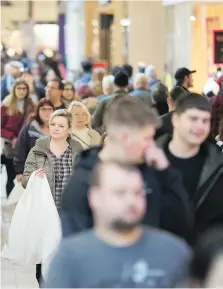  ?? DAX MELMER ?? A throng of shoppers were on a mission to find great Boxing Day deals at Devonshire Mall the day after Christmas.