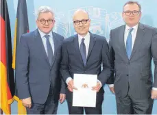  ?? FOTO: STAATSANWA­LTSCHAFT ELLWANGEN ?? Justizmini­ster Guido Wolf (links) und Ministeria­ldirektor Elmar Steinbache­r gratuliere­n dem Leiter der Ellwanger Staatsanwa­ltschaft, Andreas Freyberger (Mitte).