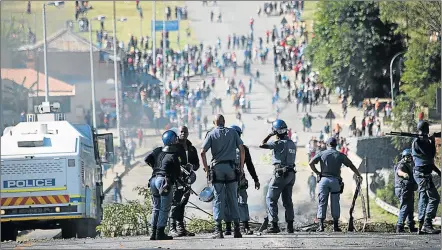  ?? Picture: RANDELL ROSKRUGE ?? MOUNTING FRUSTRATIO­N: Hundreds of Breidbach residents yesterday blocked the N2 near the Bhisho and East London link road in protest over service delivery grievances which include the lack of RDP houses in the area