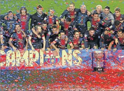  ?? REUTERS ?? Los futbolista­s del Barça posan el domingo con el trofeo de la Liga en medio de una lluvia de confeti