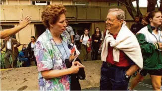  ?? Brant Ward/The Chronicle ?? Fromm Institute student Carol Landa visits with Albert Fraenkel after class at USF. Over 22 years, Fraenkel took roughly 300 classes. He died on Feb. 23.