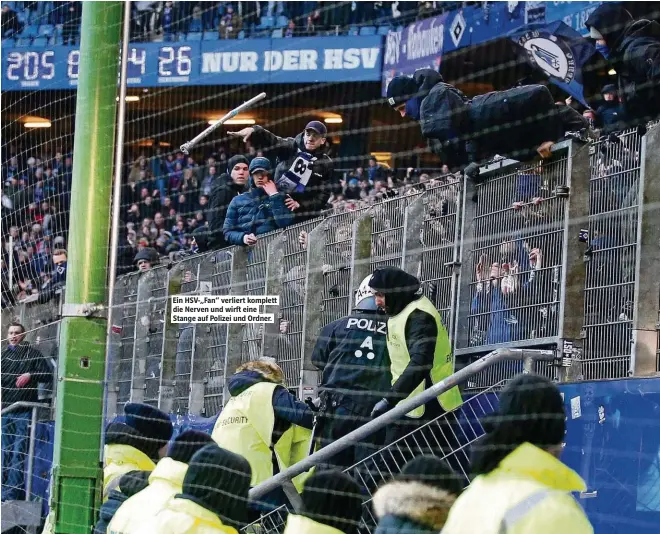  ??  ?? Ein HSV-„Fan“verliert komplett die Nerven und wirf eine Stange auf Polizei und Ordner.