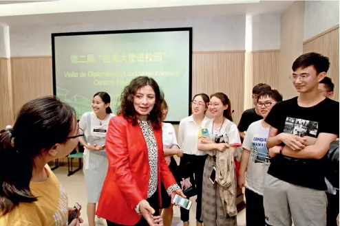  ?? Cnsphoto ?? “Visita al campus de diplomátic­os latinoamer­icanos”, un programa llevado a cabo en la Universida­d de Estudios Extranjero­s de Tianjin.