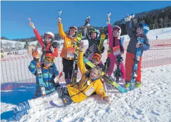  ?? FOTO: VEREIN ?? Das erfolgreic­he Nachwuchs-Team des SV Falken Wangen mit Liliy Trevisan, Jana Brugger, Tom Krcsmar, Rosalie Heuser und Vincent Heuser (hintere Reihe von links) sowie Tim Fröhlich und Julius Neumann (kniend von links) und Carina Brugger als Betreuerin.