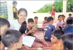  ?? SUPPLIED ?? Huon Sinith (centre) and children at her library.