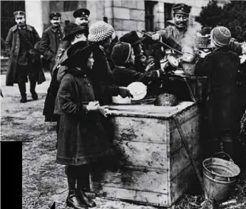  ??  ?? MATAR DE HAMBRE A ALEMANIA Este era el fin del bloqueo británico económico-militar a Berlín. Cerca de 500.000 alemanes murieron de hambre. SOLDADOS, AL MATADERO La batalla de Verdún (Francia) fue la más larga de la guerra y la segunda más sangrienta tras la del Somme.