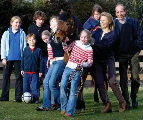  ??  ?? Clan. Ursula von der Leyen et Heiko, son mari, avec leurs sept enfants, en 2005.