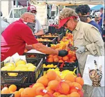  ?? NICK SMIRNOFF / FOR TEHACHAPI NEWS ?? Locally grown citrus fruit was a very popular seller at last year’s Farmers Market.