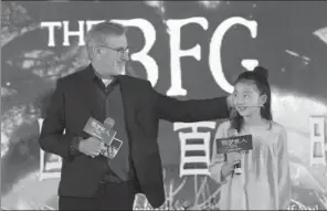  ?? FENG YONGBIN / CHINA DAILY ?? Steven Spielberg with Huang Yici, a voice actress for