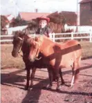  ??  ?? Fils d’éleveur de poneys, le petit Serge est en selle dès l’âge de 3 ans.
(Photo du bas) Service militaire en Allemagne, en tant que moniteur d’équitation au centre équestre militaire à Baden Oss.