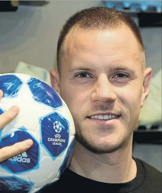  ?? FOTOS: MANEL MONTILLA ?? Marc André Ter Stegen posa para MD durante la entrevista que concedió a este medio en la nueva tienda de Adidas en el centro comercial de Glorias. El portero alemán mostró su gran ambición