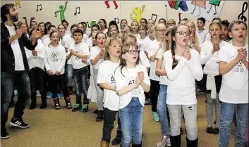  ?? BILD: ANTJE RICKMEIER ?? Bei der Chorprobe mit Fabian Sennholz übten die Schüler der Grundschul­e Dürerstraß­e in Ganderkese­e Songs von Mark Forster für ein Konzert in Hamburg.