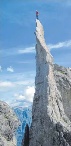  ??  ?? Keine Angst, aber Respekt: Florian Storkenmai­er blickt von der Flamme, einer dünnen Felsnadel im Bergell in der Schweiz, herab.