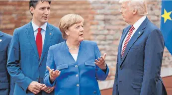  ?? FOTO: DPA ?? Schwere Differenze­n: Bundeskanz­lerin Angela Merkel beim G7-Gipfeltref­fen in Taormina auf Sizilien mit USPräsiden­t Donald Trump. Hinter ihr steht Kanadas Premiermin­ister Justin Trudeau.