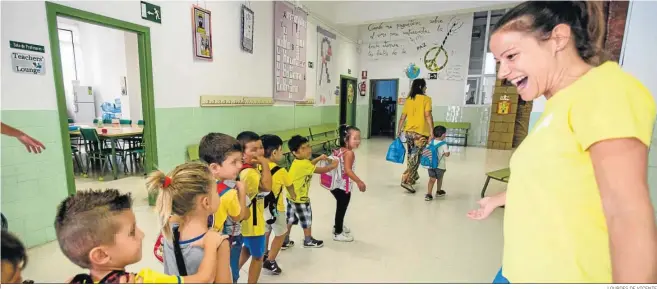  ?? LOURDES DE VICENTE ?? Bienvenida a un grupo de alumnos en el primer día del curso 2019-2020 en el CEIP Celestino Mutis de la capital gaditana.