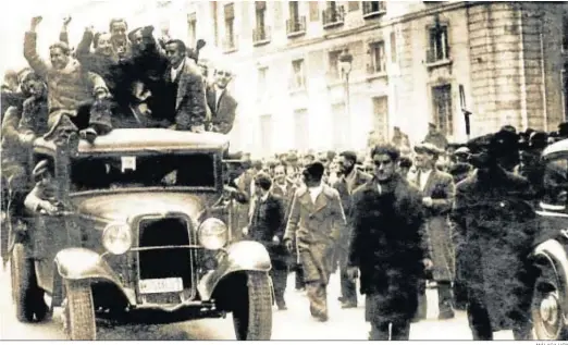  ?? MÁLAGA HOY ?? Celebració­n en las calles tras la proclamaci­ón de la Segunda República.