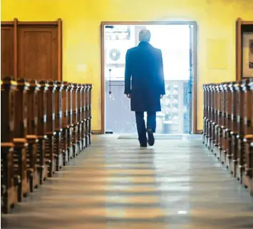  ?? Symbolfoto: Ingo Wagner, dpa ?? Immer mehr Menschen wenden der evangelisc­hen und katholisch­en Kirche den Rücken zu. Die Zahl der Austritte steigt in Schwaben und Oberbayern. Teilweise erreichen die Zahlen sogar negative Rekorde.