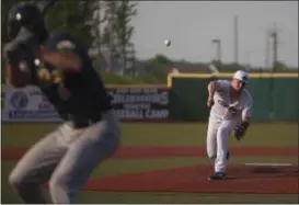  ?? JEN FORBUS — THE MORNING JOURNAL ?? Crushers pitcher Donny Murry delivers May 29 against Traverse City.