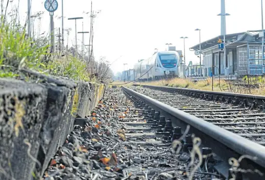  ?? Foto: Joern Spreen-Ledebur ?? Derzeit ist der Bahnhof Rahden Endstation, die Deutsche Bahn-Tochter DB Netz hat in den vergangene­n Jahren Weichen ausgebaut und Gleise abgebunden. Die Bahnsteige haben auch schon bessere Zeiten gesehen.