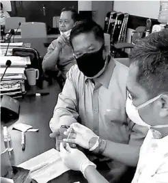  ?? SALMAN/JAWA POS ?? AMBIL SAMPEL: Pimpinan dan anggota Komisi C DPRD Surabaya menjalani rapid test yang dilaksanak­an secara mandiri kemarin.