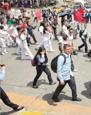  ??  ?? Estudiante­s marcharon en Bogotá el 4 de octubre pasado y se unie-ron a la jornada nacional de protesta (foto) del pasado jueves, en Medellín.