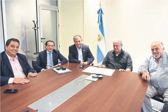  ?? Presidenci­a ?? Jorge Triaca, Dante Sica y Andrés Ibarra junto a Andrés Rodríguez y Héctor Tristán del gremio UPCN