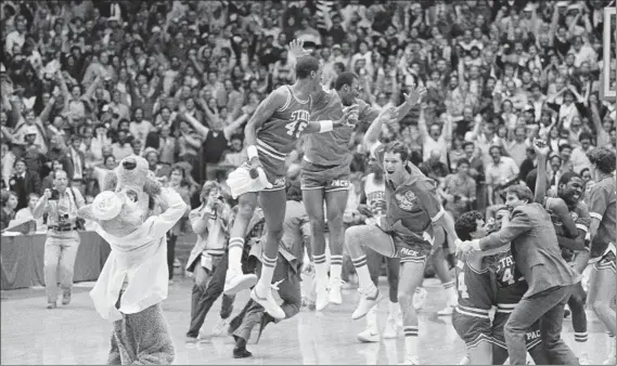  ?? FOTO: AP ?? Euforia final entre los jugadores de North Carolina State al final del partido.
El triunfo de los Wolfpack resultó uno de los más sorprenden­tes de la historia en la NCAA