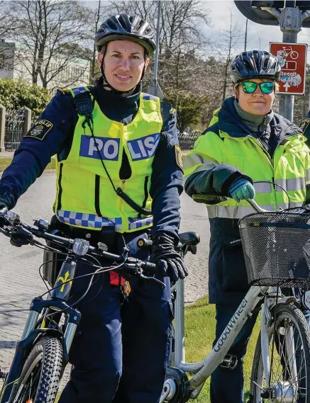  ??  ?? PÅ CYKELTUR. Sofia Malmsten, polis, Nina Andersson, trafikinge­njör, Jakob Sjögren, polis och kommunens gatuchef Linda Larsson är överens om att det finns många fallgropar på cykelvägen.