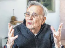 ?? FOTO: DPA ?? Zeitzeuge Ernst Winsauer (95) kann sich noch gut an die Phase der „Wiedervere­inigung“Österreich­s mit Deutschlan­d erinnern. Für ihn und seine Familie brechen damit stürmische Zeiten an.