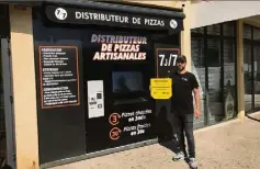  ?? (Photo Ma.D.) ?? Grégory Galligani, manager du restaurant Univers Pizza, pose devant la machine mise en service au début de l’été.