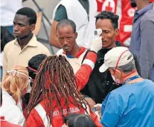  ?? GIOVANNI ISOLINO/AFP ?? Saga. Imigrantes são atendidos pela Cruz Vermelha