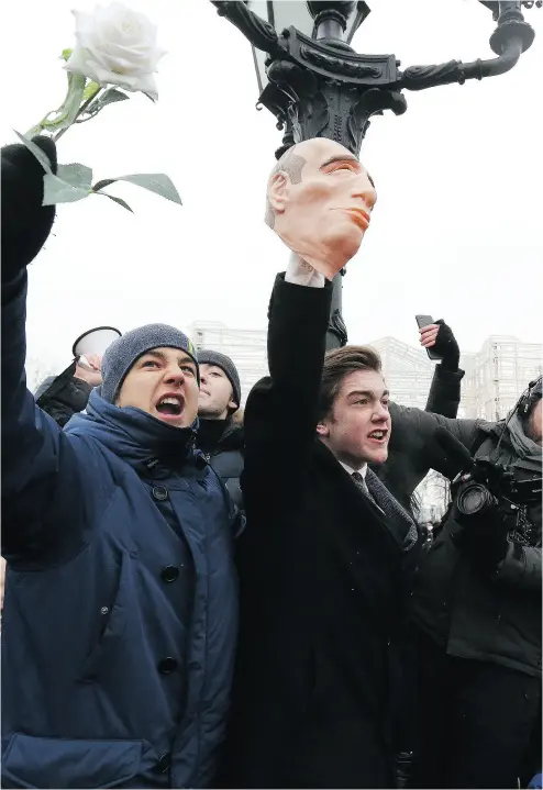  ?? ANDREY RUDAKOV / BLOOMBERG ?? Anti-Putin demonstrat­ors protest Russia’s upcoming presidenti­al election during a march in Moscow. The protest was among scores held across the country on Sunday, called for by opposition leader Alexei Navalny, who was arrested by police soon after...