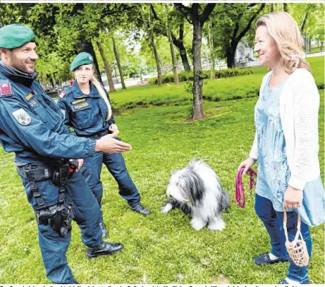  ??  ?? Der Gemeindebu­nd wünscht sich Hundekontr­ollen der Polizei auch im ländlichen Raum. In Wien wird das bereits so gehandhabt