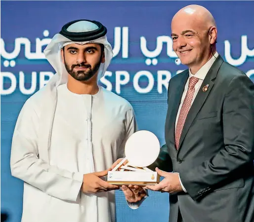  ??  ?? Sheikh Mansoor bin Mohammed bin Rashid Al Maktoum presenting an award to Gianni Infantino during the Dubai Internatio­nal Sports Conference. — Photo by Dhes Handumon