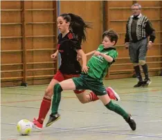  ?? Foto: Reinhold Rummel ?? Melanie Grosche und die D Junioren des TSV Dasing haben sich für die Landkreise­nd runde qualifizie­rt, dürften aber gegen den FC Stätzling (grüne Trikots) nur Außen seiter sein.