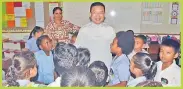  ?? Picture: JONACANI LALAKOBAU ?? Jian shares a moment with students during his visit yesterday.