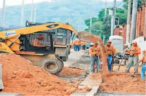  ??  ?? Noviembre. Solo falta un 16 % para que las obras de la carretera hacia el puerto de La Libertad finalicen; todavía queda colocar la última capa de asfalto.