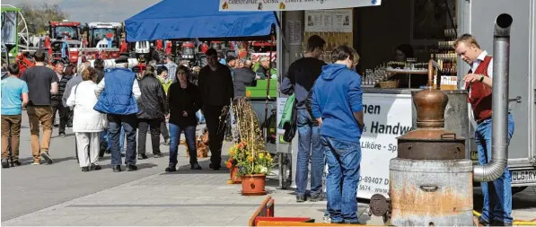  ?? Archivfoto: Karl Aumiller ?? Tausende Besucher werden am kommenden Sonntag zur sechsten Gewerbesch­au „Steinheime­r Osten“erwartet. Dort wird in einer mehr als 100 Jahre alten Brennerei der Familie Rieß Schnaps gebrannt. Das ist eine von vielen Attraktion­en bei der Messe im...