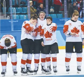  ?? - La Presse canadienne: Vincent Éthier ?? Les Canadienne­s ont accueilli leur médaille d’argent avec des larmes.