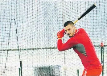  ??  ?? Nolan Arenado, el nuevo antesalist­a de los Cardenales de San Luis, estuvo en los campos de entrenamie­ntos desde el día de ayer.