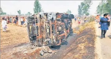  ?? HT PHOTO ?? The school bus that overturned in a field where wheat stubble was set on fire near Bijliwal village in Batala on Wednesday. Though police say there were nine kids on the bus, eyewitness­es put the number at 35, of which, they say four sustained burn injuries.