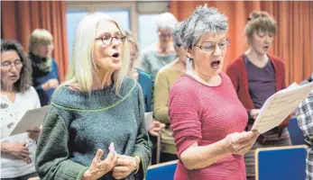  ?? FOTO: DPA ?? Mit vollem Körpereins­atz: Singen im Alter, wie hier beim Seniorench­or High Fossility, ist nicht nur gut für die Stimme. Es ist auch gesund und gut gegen Einsamkeit.