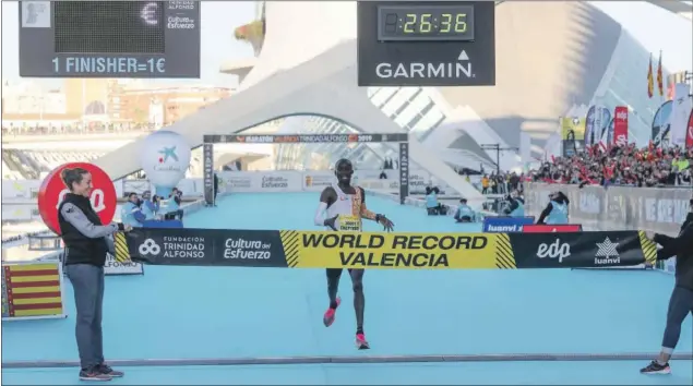  ??  ?? Joshua Cheptegei volverá el próximo 7 de octubre a correr en Valencia, donde en diciembre de 2019 logró el récord del mundo en la 10K Valencia Trinidad Alfonso.